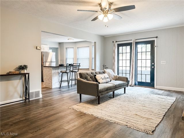 21 Cherry Hills Drive, Belpre, OH 45714