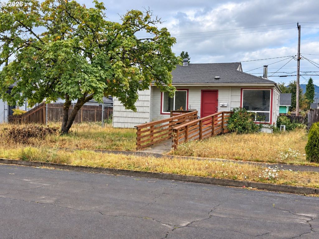 1828 H St, Springfield, OR 97477