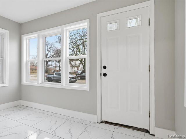 1027 E Milton Avenue, Hazel Park, MI 48030