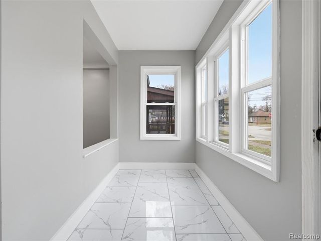 1027 E Milton Avenue, Hazel Park, MI 48030