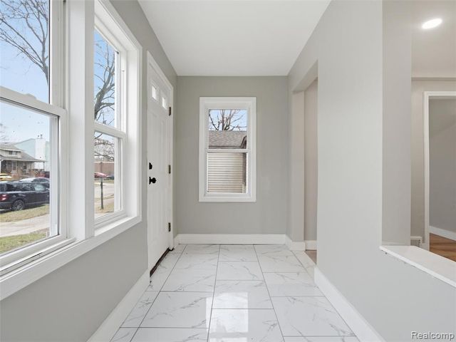 1027 E Milton Avenue, Hazel Park, MI 48030