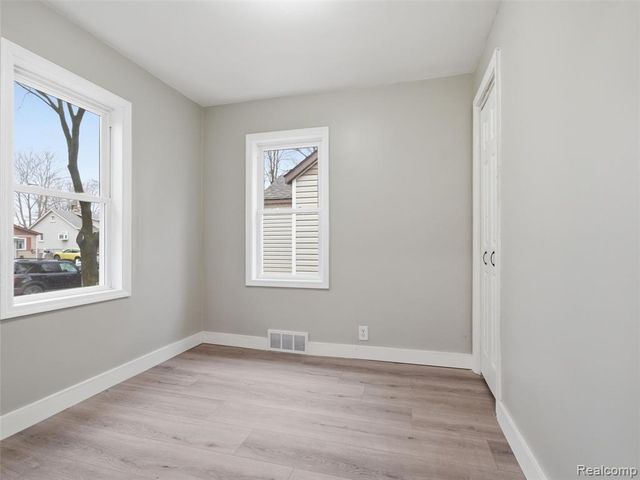 1027 E Milton Avenue, Hazel Park, MI 48030