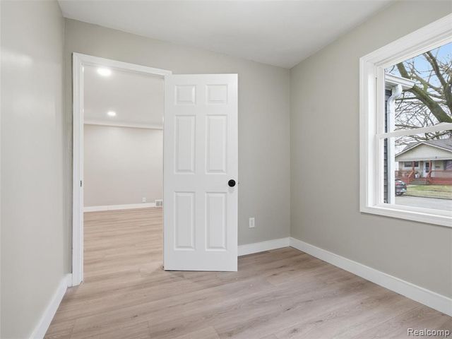 1027 E Milton Avenue, Hazel Park, MI 48030