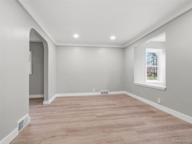 1027 E Milton Avenue, Hazel Park, MI 48030