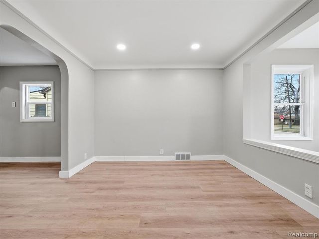 1027 E Milton Avenue, Hazel Park, MI 48030