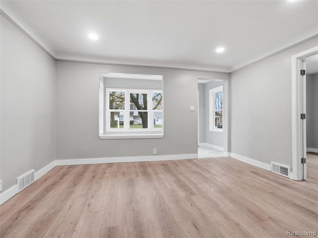 1027 E Milton Avenue, Hazel Park, MI 48030