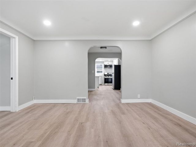 1027 E Milton Avenue, Hazel Park, MI 48030