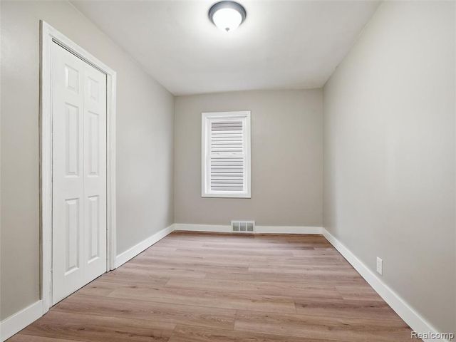 1027 E Milton Avenue, Hazel Park, MI 48030