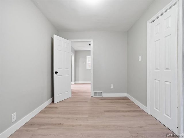 1027 E Milton Avenue, Hazel Park, MI 48030