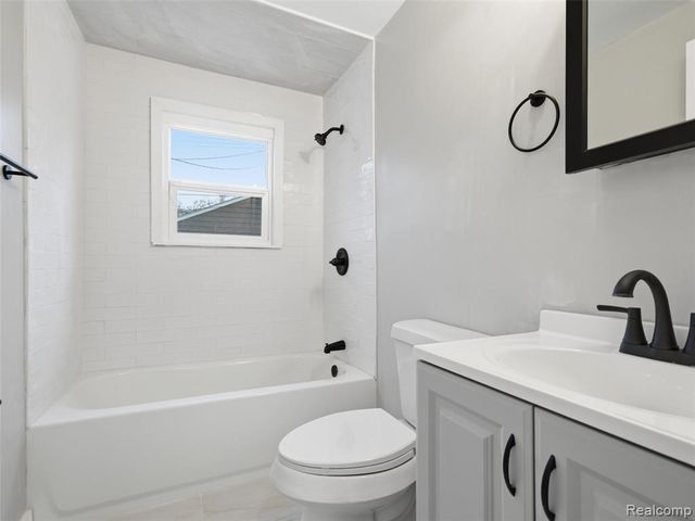 1027 E Milton Avenue, Hazel Park, MI 48030