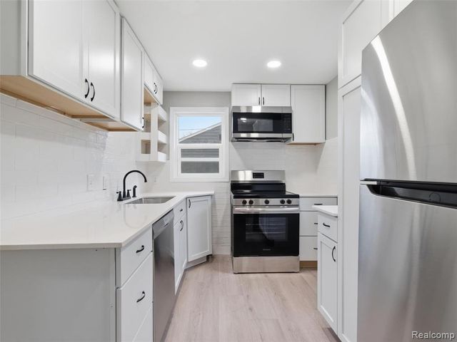 1027 E Milton Avenue, Hazel Park, MI 48030