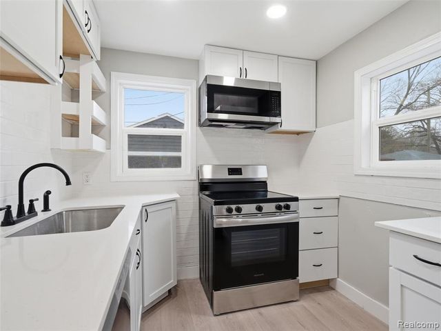 1027 E Milton Avenue, Hazel Park, MI 48030