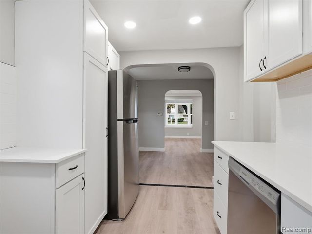 1027 E Milton Avenue, Hazel Park, MI 48030