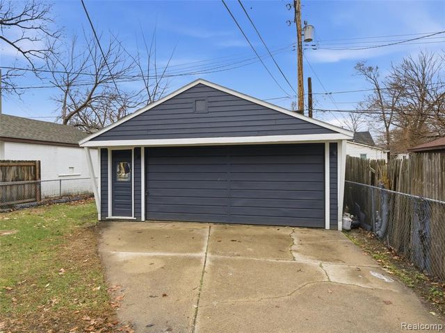 1027 E Milton Avenue, Hazel Park, MI 48030