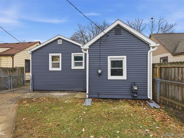 1027 E Milton Avenue, Hazel Park, MI 48030