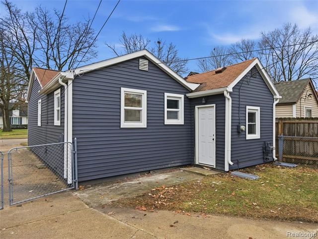 1027 E Milton Avenue, Hazel Park, MI 48030