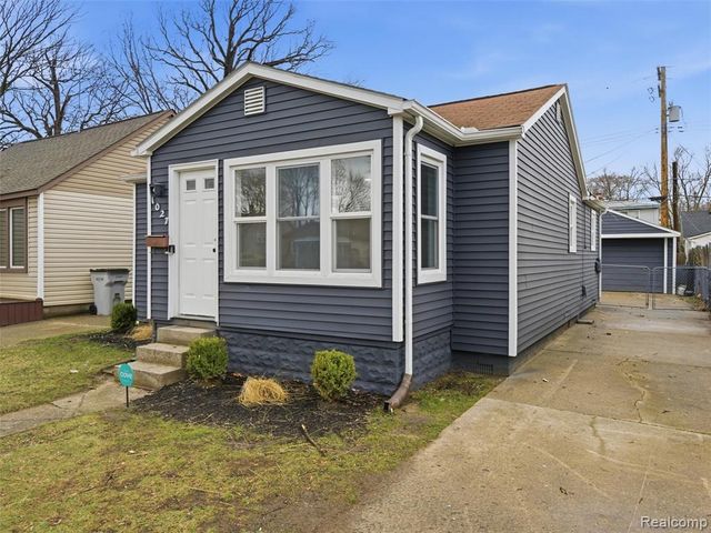 1027 E Milton Avenue, Hazel Park, MI 48030