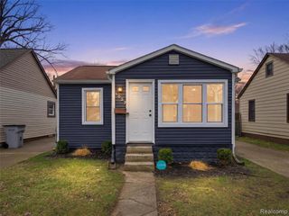 1027 E Milton Avenue, Hazel Park, MI 48030