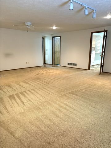 105 Woodstone Lane 71, New Kensington, PA 15068