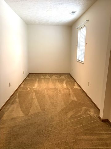 105 Woodstone Lane 71, New Kensington, PA 15068