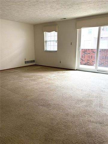 105 Woodstone Lane 71, New Kensington, PA 15068