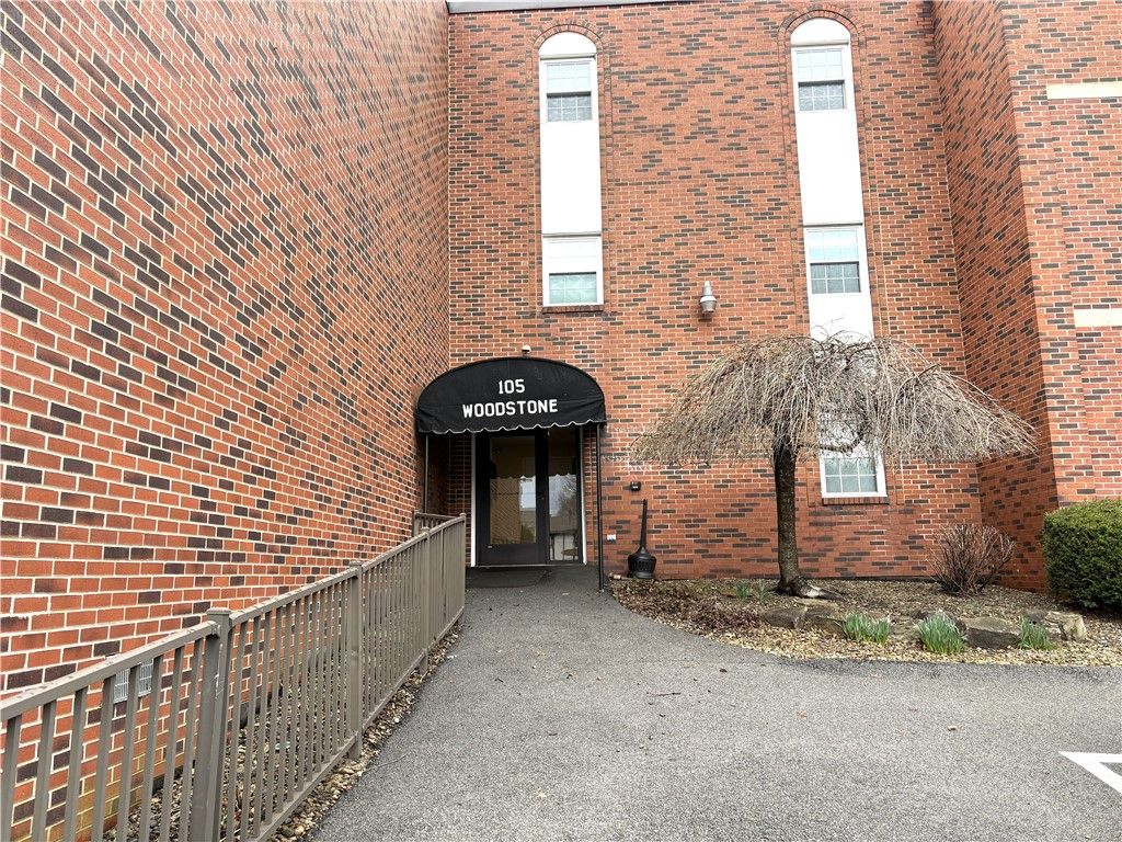 105 Woodstone Lane 71, New Kensington, PA 15068