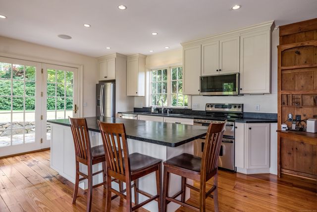 18 Benson Lane, Essex, CT 06426