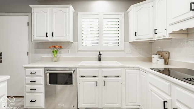 9037 Pinecreek Way, Indianapolis, IN 46256