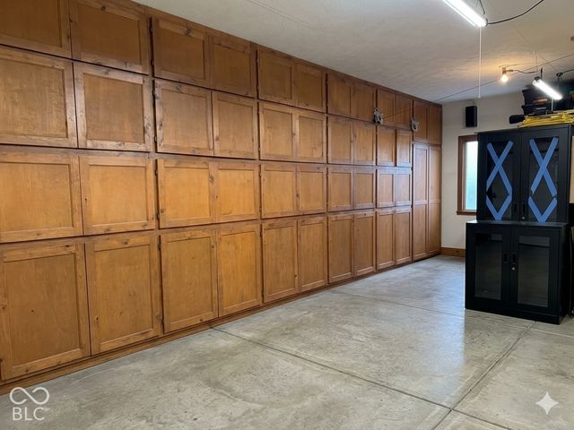 9037 Pinecreek Way, Indianapolis, IN 46256