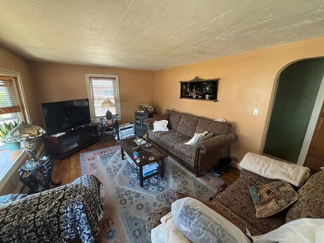 148 Pond St, Leominster, MA 01453