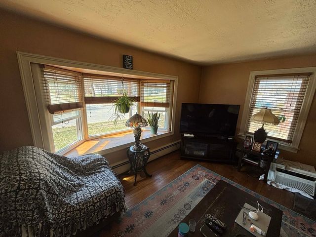 148 Pond St, Leominster, MA 01453