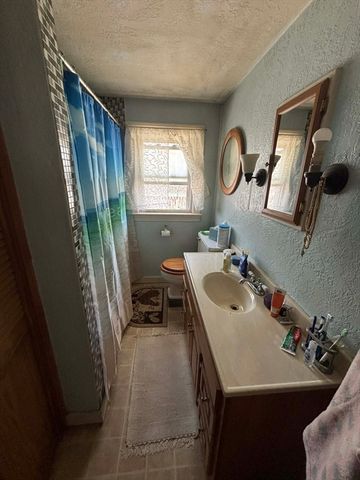 148 Pond St, Leominster, MA 01453