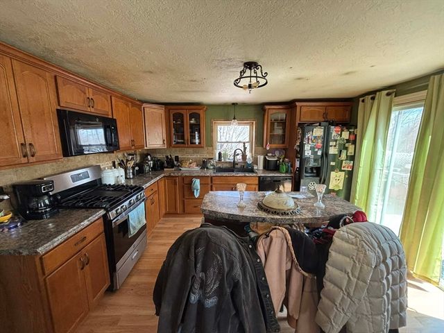 148 Pond St, Leominster, MA 01453