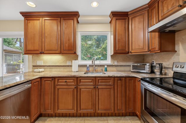 7 Kingston Terrace, Morganville, NJ 07751