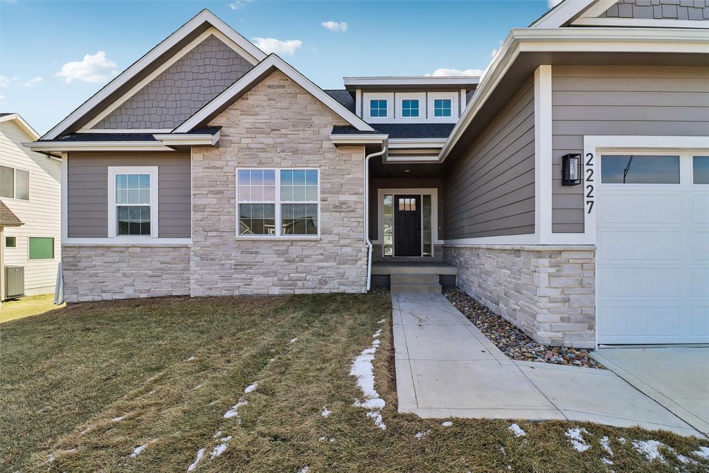 2227 Green Leaf Circle, Norwalk, IA 50211