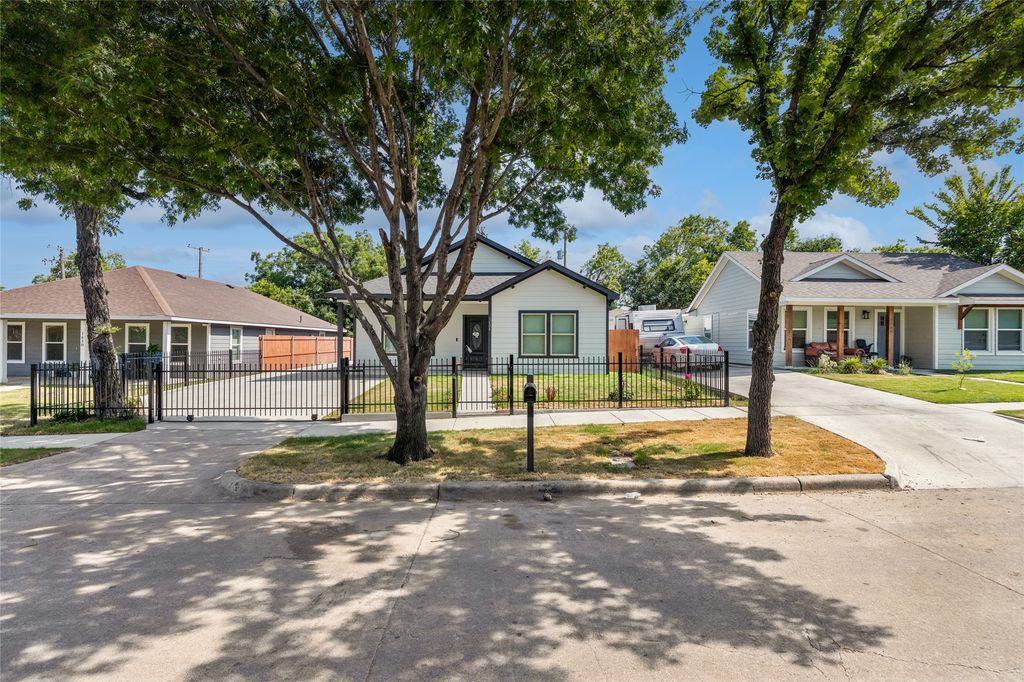 1404 E Cannon Street, Fort Worth, TX 76104