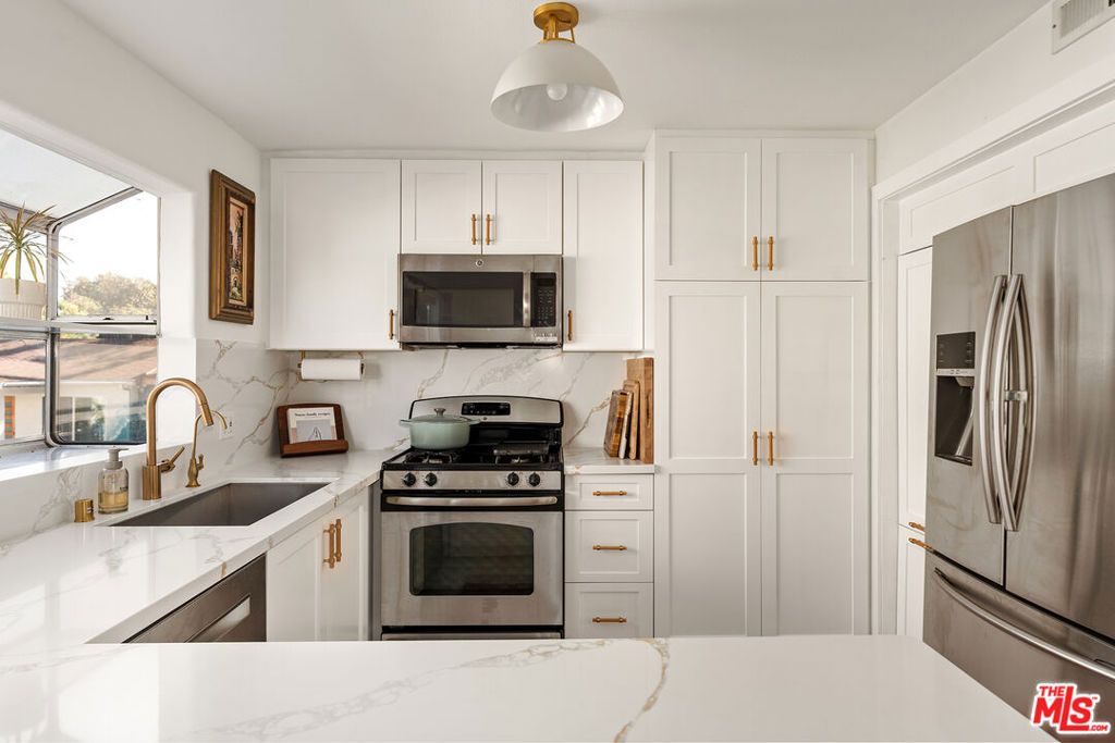 4192 Marcasel Avenue 2, Culver City, CA 90066 — photo 2