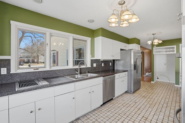 4 Estate Court, Bettendorf, IA 52722