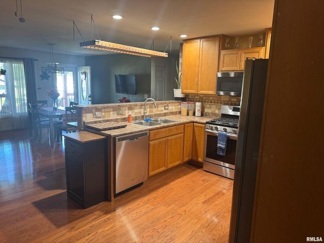 221 N COLUMBUS Road, North Pekin, IL 61554