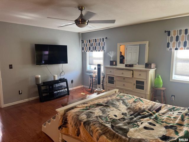 221 N COLUMBUS Road, North Pekin, IL 61554