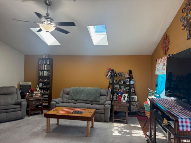 221 N COLUMBUS Road, North Pekin, IL 61554
