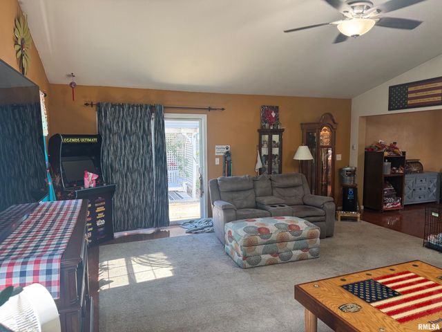 221 N COLUMBUS Road, North Pekin, IL 61554