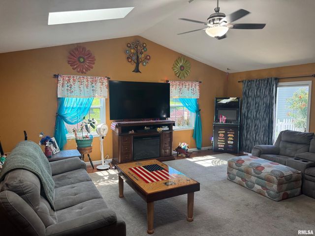 221 N COLUMBUS Road, North Pekin, IL 61554