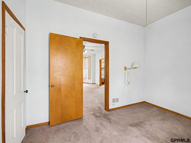 2146 S 35Th Street, Omaha, NE 68105