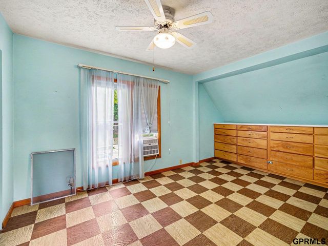 2146 S 35Th Street, Omaha, NE 68105