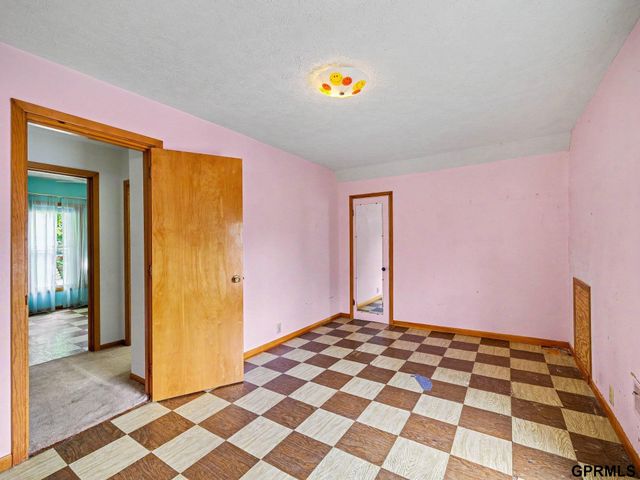 2146 S 35Th Street, Omaha, NE 68105