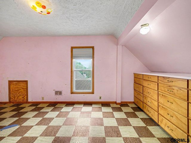 2146 S 35Th Street, Omaha, NE 68105