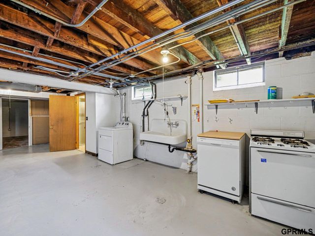 2146 S 35Th Street, Omaha, NE 68105