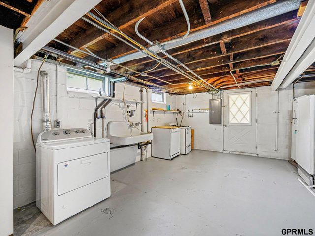 2146 S 35Th Street, Omaha, NE 68105