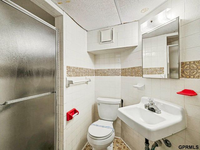 2146 S 35Th Street, Omaha, NE 68105